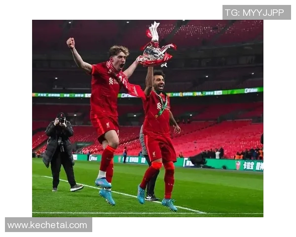 曼联与利物浦激战正酣现场直播全程回顾与精彩瞬间分析