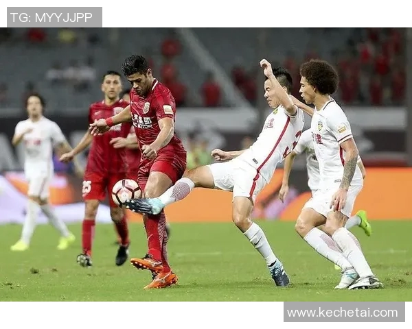 上港与权健激战正酣精彩瞬间图片回顾与分析